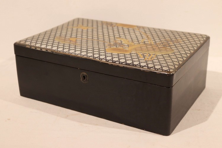 BOÎTE rectangulaire en laque noir, le couvercle...