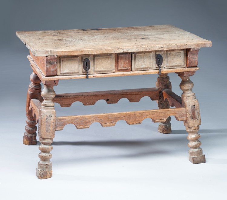 TABLE DE MILIEU en bois mouluré ouvrant par...