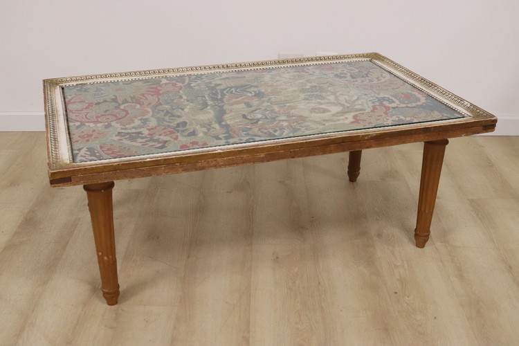 TABLE BASSE en chêne mouluré et sculpté,...