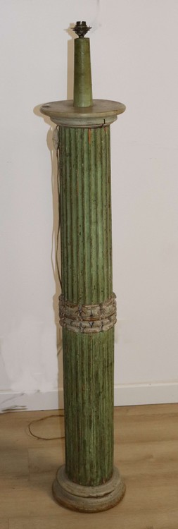COLONNE en bois cannelé, laquée vert.