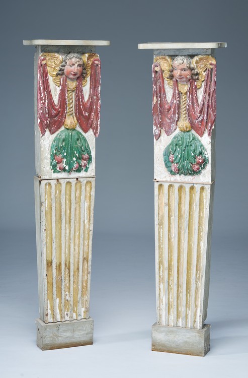 PAIRE DE PILASTRES en bois sculpté polychrome...