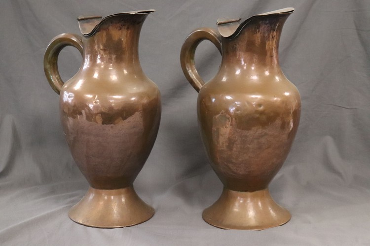 PAIRE D’AIGUIERES couvertes de forme balustre...
