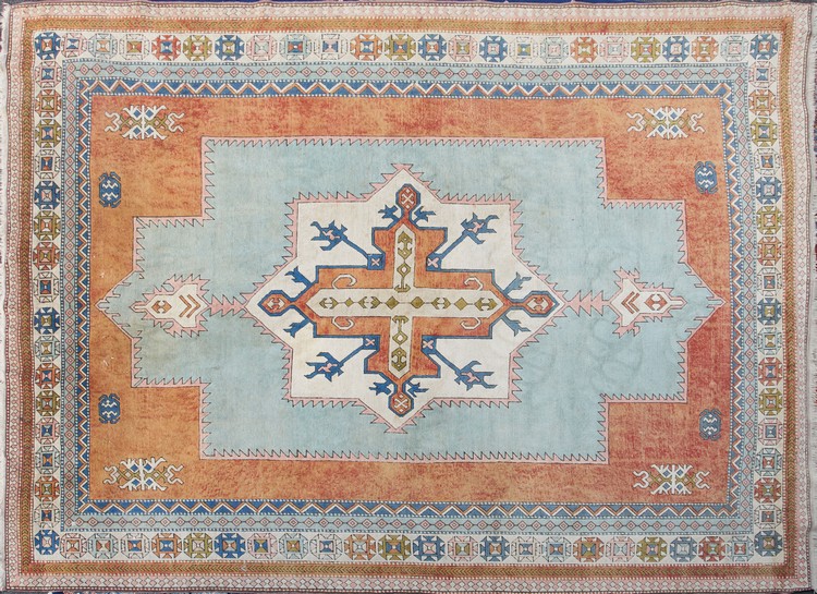 GRAND TAPIS en laine polychrome à décor géométrique...