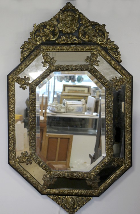 MIROIR octogonal à parcloses à décor en laiton...