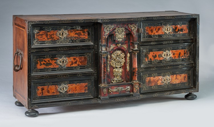 CABINET rectangulaire en noyer marqueté de...