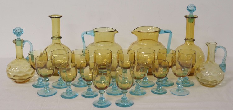 PARTIE DE SERVICE DE VERRES en verre teinté...