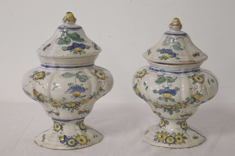 PAIRE DE VASES couverts de forme balustre...