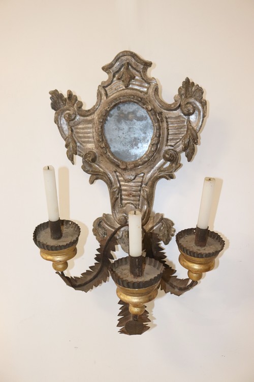 APPLIQUE à trois bras de lumière, en tôle...