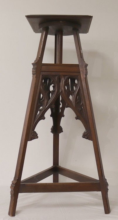 SELLETTE tripode en bois sculpté à décor...