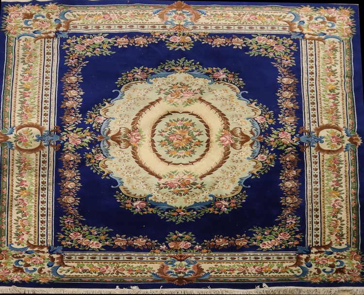 GRAND TAPIS en velours de laine, à décor...