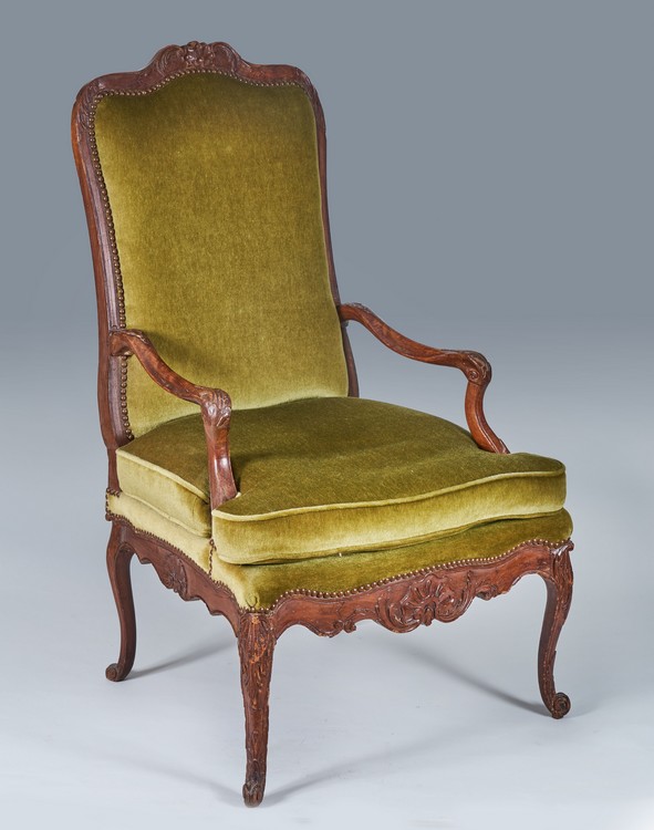 FAUTEUIL à haut dossier plat violoné en hêtre...