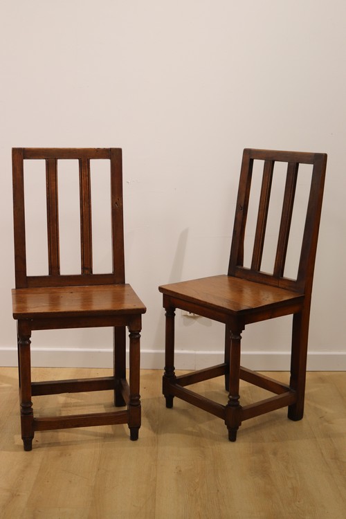 PAIRE DE CHAISES en chêne mouluré, le dossier...