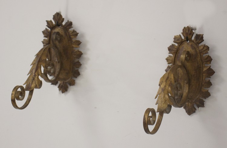 PAIRE D'APPLIQUES en fer forgé et tôle dorée...