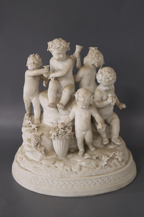 GROUPE en biscuit représentant putti et angelots...