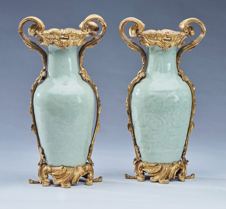 PAIRE DE VASES de forme balustre en porcelaine...