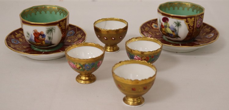 DEUX PAIRES DE COQUETIERS en porcelaine émaillée...