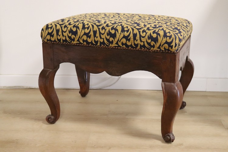 LARGE TABOURET rectangulaire en chêne mouluré...