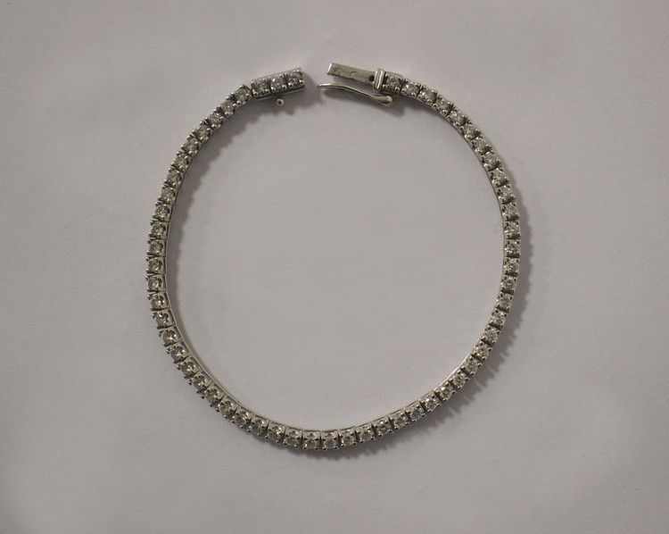 BRACELET souple en or gris (750) serti de...