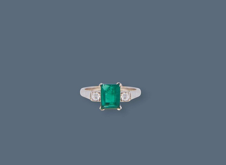 BAGUE en or gris (375) sertie d'une émeraude...