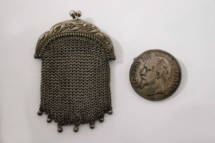 PETITE BOURSE à mailles en argent (51,57g)...