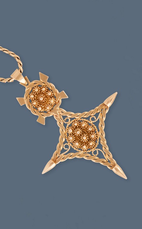 GRAND COLLIER en or jaune (750) formé d'une...