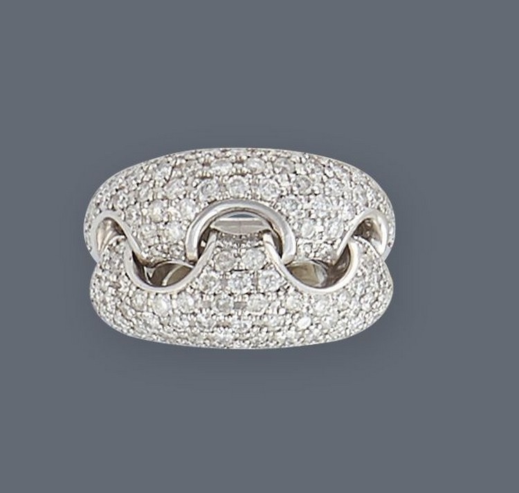 BAGUE à large jonc découpé en entrelacs en...
