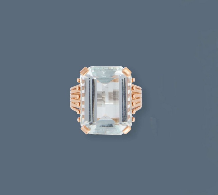 BAGUE en or jaune (750) sertie d'une aigue-marine...