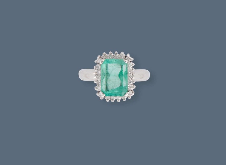 BAGUE en or gris (750) ornée d'une émeraude...