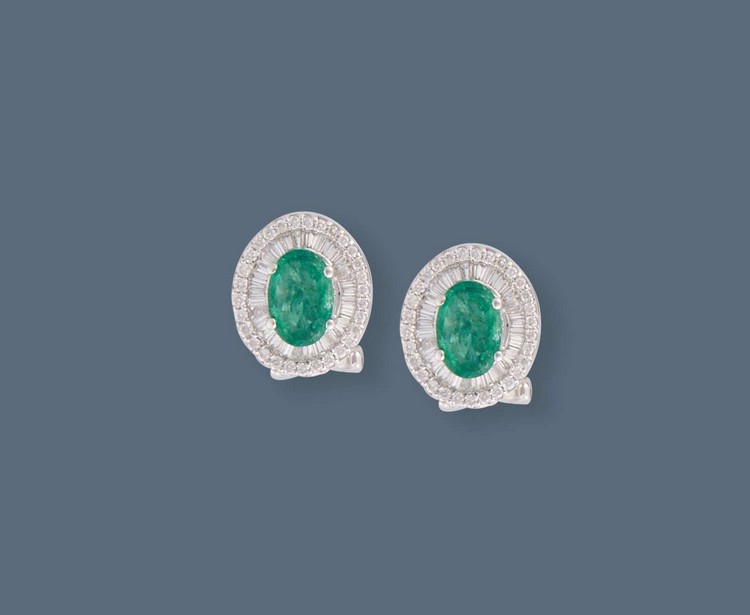 PAIRE DE BOUCLES D'OREILLES en or gris (750)...