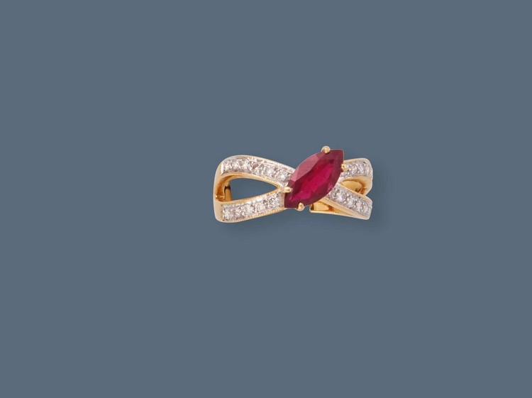BAGUE en or jaune (750) à deux joncs entrelacés...