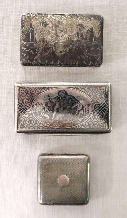 TROIS PETITES BOÎTES en argent, de forme...