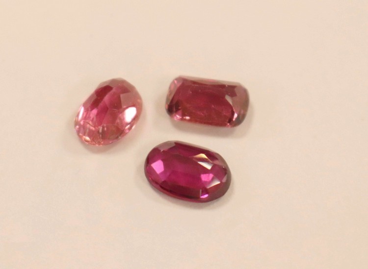 TROIS TOURMALINES roses et violettes (petites...