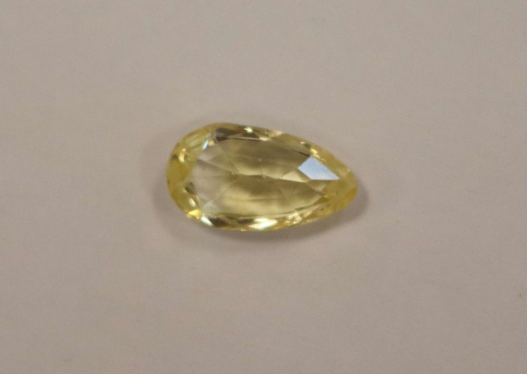 SAPHIR JAUNE de taille poire.