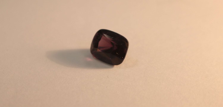 SPINEL violet de taille coussin.