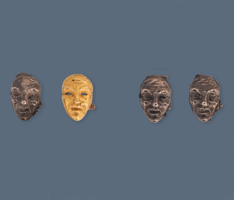 QUATRE TÊTES DE MASQUES dont trois en argent...