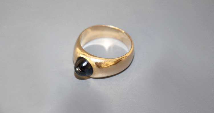BAGUE CHEVALIERE en or jaune (750) sertie...