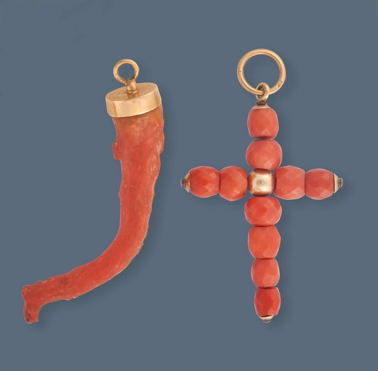 CROIX à boules de corail et or jaune (750)....