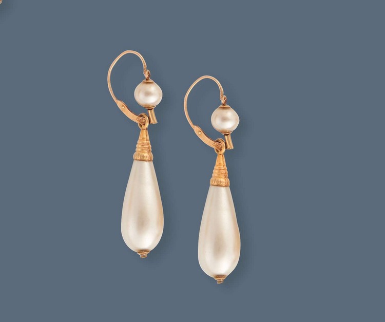 PAIRE DE BOUCLES D'OREILLES en or jaune (750)...