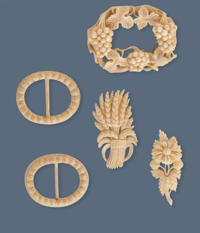 TROIS ÉLEMENTS DE BROCHES en ivoire sculpté...