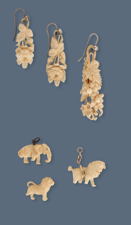 TROIS BOUCLES D'OREILLES en ivoire sculpté...