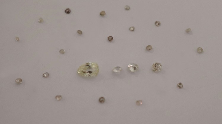 DIAMANT taille ancienne forme poire de 0,40...