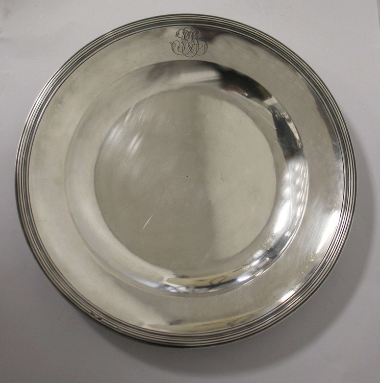 PETIT PLAT ROND en argent uni, les bords...