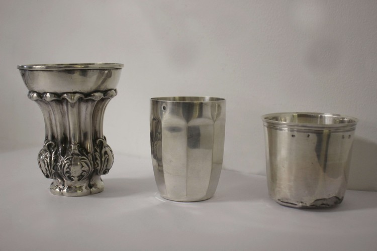 TROIS TIMBALES en argent de modèles différents...