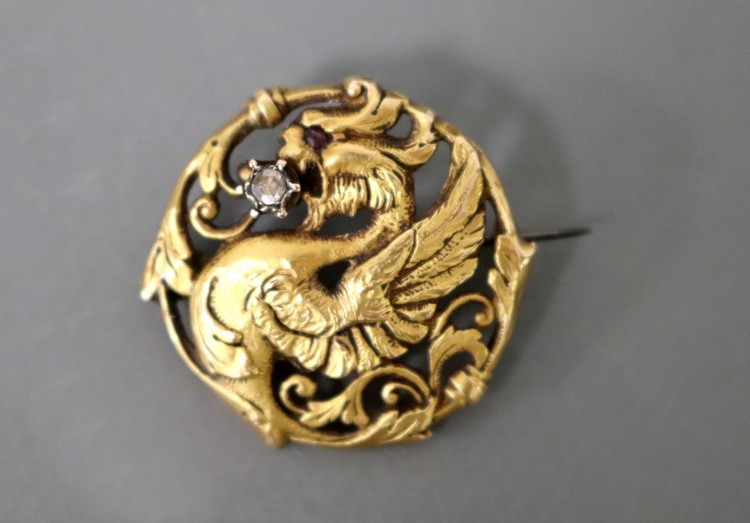 BROCHE ronde en or (750) ajourée à décor...
