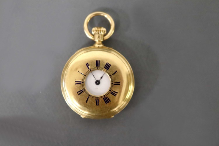 MONTRE DE COL en or jaune (750), le cadran...