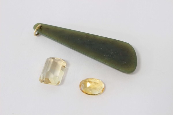 PENDENTIF en jade épinard, et deux citrines,...