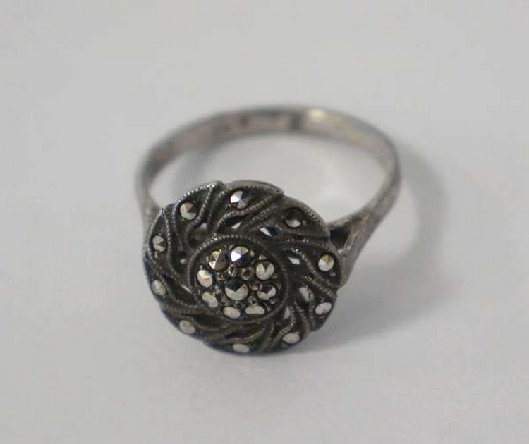 BAGUE en argent à décor d'une rosace tournante...