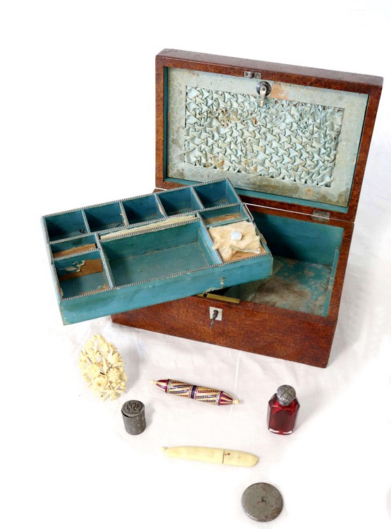 SEPT OBJETS DE VITRINE: