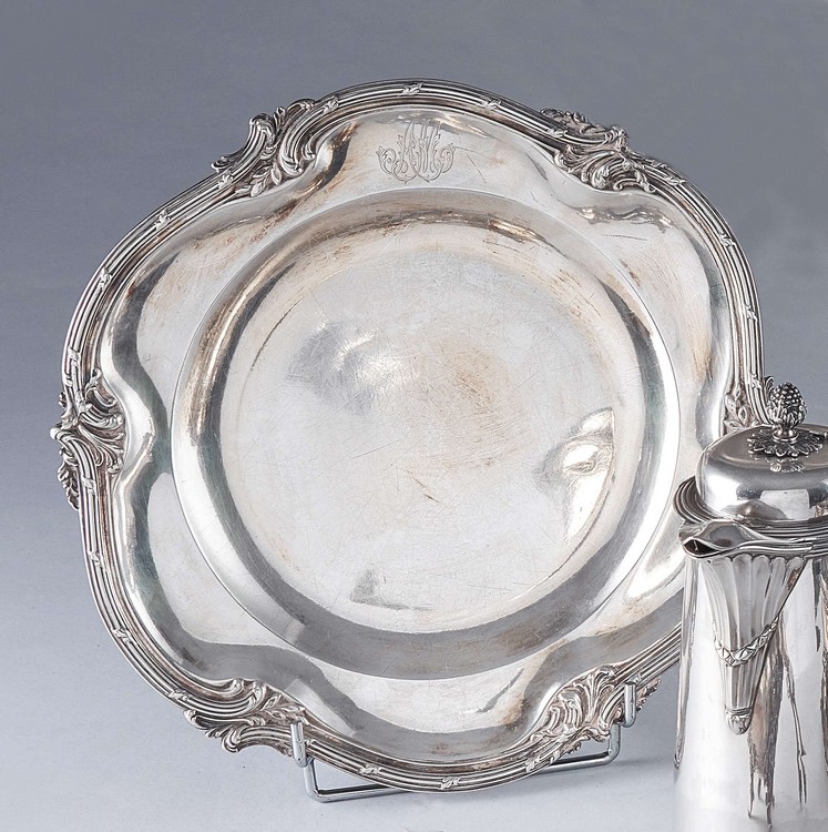PLAT rond à contours en argent, à décor de...
