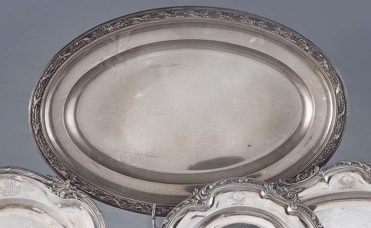 PLAT ovale en argent à riche bordure de feuilles...